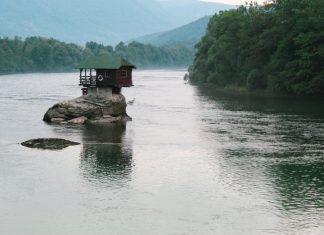 Onesnaževanje ušlo izpod nadzora: Reko Drino v Bosni preplavile smeti