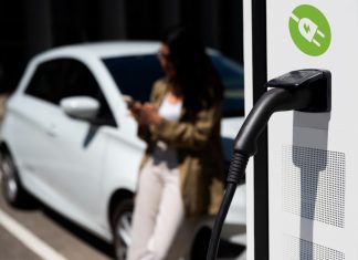 Na Kitajskem z robotskimi polnilnicami rešujejo zmogljivosti polnjenja EV