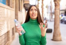 Zakaj so po novem na plastenkah pritrjeni pokrovčki?